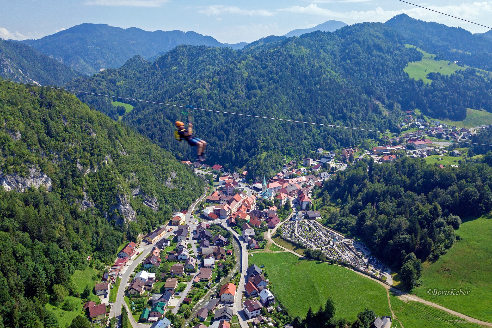 Spust po jeklenici in pogled na Črno - avtor fotografije Boris Keber